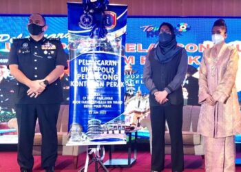 MIOR Faridalathrash Wahid (kiri) dan Nolee Ashilin Mohammed Radzi (tengah) pada pelancaran Unit Polis Pelancong Kontinjen Perak pada program Ke Arah Pelancongan Selamat Negeri Perak  di Ipoh hari ini. - UTUSAN/LIYANA RAMLI