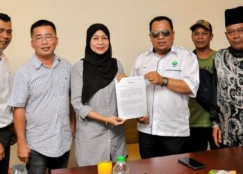 ZUHAIRI Ab. Kadir (tiga dari kanan) menunjukkan perjanjian kerjasama strategik antara Pertubuhan Perusahaan Pertanian Negeri Pahang (PPNP) dan NNTQ Agri Sdn. Bhd. di Kuantan, Pahang.