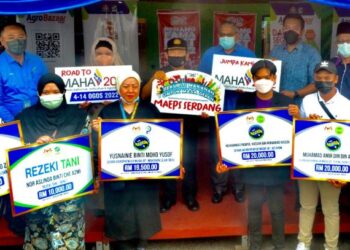 AHMAD HAMZAH bersama sebahagian daripada usahawan yang menerima insentif daripada FAMA sempena Penang FAMA Fest 2022, di Butterworth, Pulau Pinang hari ini. -UTUSAN/IQBAL HAMDAN