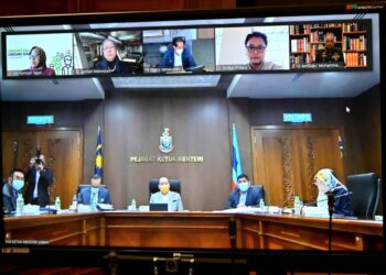 HAJIJI Noor (tengah) mengadakan ‘zoom meeting’ bersama Khairy Jamaluddin di Pusat Pentadbiran Negeri Sabah di Kota Kinabalu hari ini.-IHSAN Jabatan Ketua Menteri