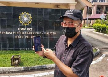 MOHD. SHUKRI Mohd. Ramli, menunjukkan gambar dokumen yang diserahkan kepada SPRM untuk diambil tindakan selajutnya, di pekarangan pejabat SPRM, Indera Mahkota di Kuantan, Pahang. - UTUSAN/ DIANA SURYA ABD WAHAB