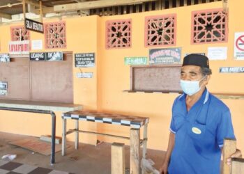 MD. Non Nawang membersihkan premis Warung Pok Nong miliknya yang tidak beroperasi sejak April lalu di Mengabang Telipot, Kuala Nerus baru-baru ini. UTUSAN/TENGKU DANISH BAHRI TENGKU YUSOFF
