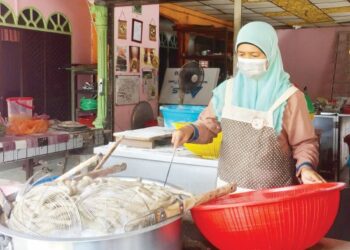 KASMANI Mohd. Ali merebus keropok lekor di premisnya, Ad 6 Keropok di Kampung Losong, Kuala Terengganu, semalam. UTUSAN/TENGKU DANISH BAHRI TENGKU YUSOFF
