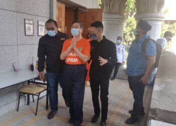 SEORANG bekas CEO sebuah bank bergelar Datuk ditahan reman bagi membantu siasatan kes rasuah RM24 juta di Mahkamah Majistret, Putrajaya.