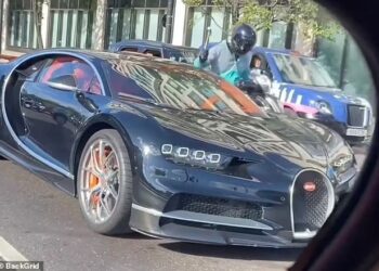 PENCURI menyamar sebagai penghantar makanan memecahkan cermin kereta jutawan Abdullah F.Al Basman dengan tukul. - BACKGRID