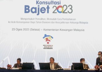 MOHD. Shahar Abdullah (tengah) dalam majlis Konsultasi Bajet 2023 di Kementerian Kewangan, Putrajaya, semalam. – Utusan/FAISOL MUSTAFA