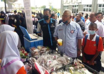 NOH Omar meninjau tapak jualan karnival selepas merasmikan Kuiz Koperasi dan Karnival Keusahawanan Kuala Selangor di SMK Permatang, Kuala Selangor, Selangor, hari ini.