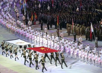 PERARAKAN masuk bendera China dan Kejohanan Sukan Tentera Dunia semasa acara pembukaan sukan itu di Wuhan pada 2019. – CHINADAILY.COM
