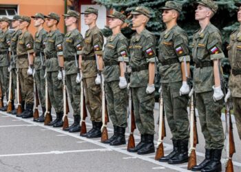 RUSSIA mahu menggerakkan 300,000 anggota sukarelawan ke Ukraine bagi membantu pasukan tenteranya bertempur. - AGENSI