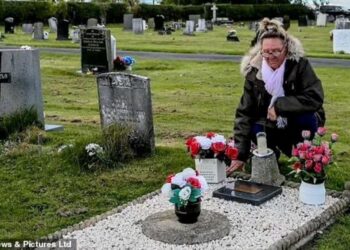 SYLVIA ROSS melawat kubur yang salah di tanah perkuburan Witton di Bishop Auckland, County Durham sejak 1979.