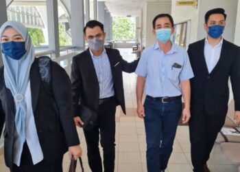 WONG Yeng Fart (dua dari kanan) dibawa ke Mahkamah Sesyen Seremban hari ini atas pertuduhan menawarkan rasuah kepada pegawai KPDNHEP yang dilakukannya pada tahun lalu.