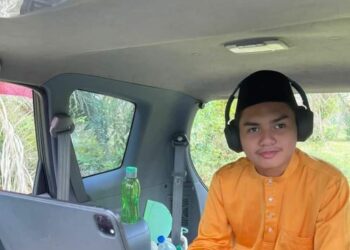 FIRDAUS Mohd. Jaafarudin ketika memperdengarkan bacaan hafazan dalam kereta semasa Majlis Tilawah dan Hafazan Al-Quran Peringkat Wilayah Persekutuan Tahun 1443H/2021M.