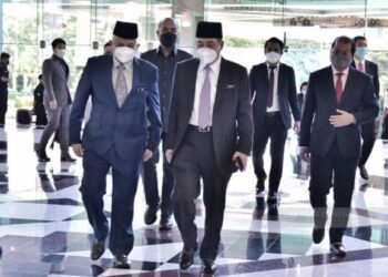 HAJIJI Noor (tiga kanan) bersama Menteri Tugas-tugas Khas, Datuk Mohd. Arifin Mohd. Arif (kiri) semasa tiba di DUN Sabah, hari ini.-IHSAN Jabatan Penerangan