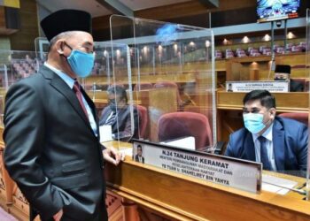 SHAHELMEY Yahya (kanan) berbincang bersama Ruslan Muharam (PBS-Lumadan) sebelum persidangan DUN Sabah bermula hari ini.-IHSAN Jabatan Penerangan