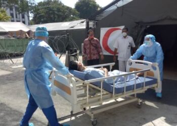 PARA petugas sedang memindahkan pesakit ketika sesi ujian penuh dan latihan keselamatan kebakaran di Hospital Medan di HPP, Jalan Residensi,Pulau Pinang hari ini.