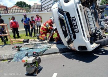 KEADAAN kemalangan antara sebuah van dengan kereta jenis Perodua Kancil yang menyebabkan pemandunya tersepit dan mengalami kecederaan parah di bahagian muka di Jalan Perak, Jelutong, Pulau Pinang hari ini.