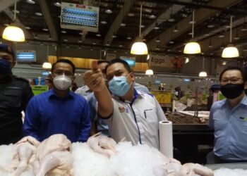 MUHAMAD Zikril (dua dari kanan) memberi penjelasan mengenai harga ayam kepada Pegawai Daerah Kuala Langat, Muhd. Jusni Hashim (dua dari kiri) di Pasaraya Segi di Teluk Panglima Garang, Kuala Langat, Selangor hari ini- UTUSAN / MOHAMAD NAUFAL MOHAMAD IDRIS