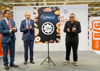MAJLIS penyerahan sijil Halal Jakim untuk produk bakeri LaBoheme di pasar raya AEON BiG di Wangsa Maju, Kuala Lumpur, kelmarin.