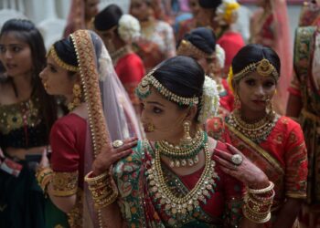 ELEMEN budaya dan agama yang diselitkan dalam kursus kahwin boleh membantu pasangan muda bersedia secara mental dan spiritual. – AFP