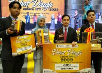 PESERTA UM bergambar bersama hadiah yang dimenangi selepas muncul Johan kategori Bahasa Inggeris dalam Debat Diraja Antara IPT 2022 di UniSZA, Kuala Nerus, hari ini. - UTUSAN/KAMALIZA KAMARUDDIN