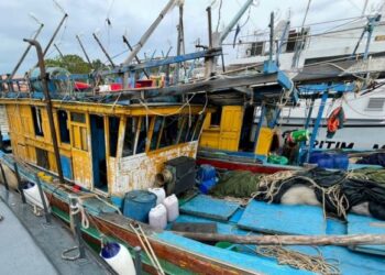DUA buah bot nelayan asing dipercayai dari Vietnam yang ditahan setelah menceroboh perairan negara dalam satu operasi di Kuala Terengganu, semalam.