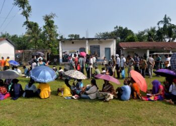 ORANG ramai beratur untuk mengambil suntikan vaksin Covid-19 di Siliguri, India. - AFP