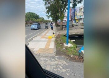 TANGKAP layar video menunjukkan seorang kanak-kanak perempuan mengemis tepi jalan di Banjarmasin, Indonesia. - AGENSI