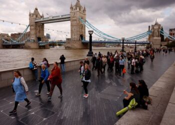 OECD menjangkakan ekonomi UK akan menguncup sebanyak 0.4 peratus pada tahun depan. - AFP