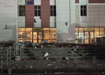 SEBUAH bangunan rosak akibat kejadian gempa bumi di barat laut Turkiye. - AGENSI