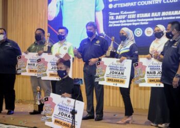 MOHAMAD Hasan (tengah) dan Mohd. Fairos (kiri) bersama penerima-penerima anugerah utama pada Majlis Sambutan Hari Belia Negara 2021 Peringkat Negeri Sembilan di Seremban, semalam.-UTUSAN/MOHD. SHAHJEHAN MAAMIN.