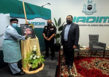 NASRUDIN Hassan (kiri) melancarkan gimik Kempen Pencegahan Rasuah Yadim di Kompleks Islam Putrajaya. - UTUSAN/FAISOL MUSTAFA