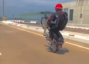 TANGKAP layar rakaman video yang memaparkan penunggang lelaki melakukan aksi 'wheelie' secara berulang kali di jambatan angkat atau drawbridge di Kuala Terengganu, baru-baru ini.