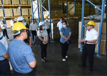 ROSLAN Abdullah (kanan) memberi taklimat kepada wartawan mengenai operasi pusat alat ganti serantau Proton di Kuching, Sarawak.