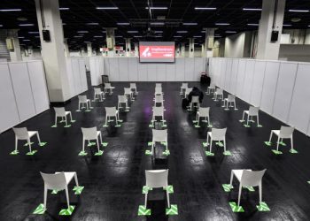 SEJUMLAH kerusi disusun mengikut jarak bersesuaian sebagai persediaan program vaksinasi di di pusat vaksin Covid-19 di Cologne, barat Jerman. - AFP