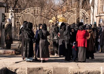 KUMPULAN pelajar wanita dihalang memasuki Universiti Kabul oleh pengawal keselamatan Taliban. - AFP