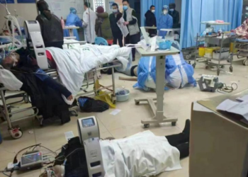 KEADAAN di sebuah hospital di China yang sesak dengan pesakit sehingga ada dalam kalangan mereka dirawat atas lantai. - AGENSI