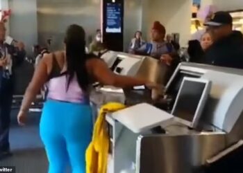 AKSI Mcmillie membuat kekecohan di kaunter pendaftaran di Lapangan Terbang Antarabangsa Miami-Dade yang dimuat naik di media sosial.-AGENSI