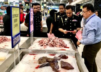 AZMAN Ismail (dua dari kanan)  memeriksa harga kawalan daging import  di sebuah pasar raya di Tunjong, Kota Bharu, Kelantan hari ini. - UTUSAN/ ROSLIZA MOHAMED
