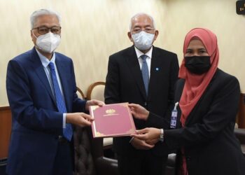 ISMAIL Sabri menyerahkan surat pelantikan kepada Sapiah Mohd. Nor dalam satu majlis ringkas hari ini.