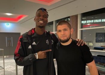 KHABIB NURMAGOMEDOV (kiri) bergambar bersama pemain tengah Manchester United, Paul Pogba.- INSTAGRAM KHABIB