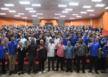 MOHAMMAD Agus Yusoff bergambar bersama mahasiswa pada Himpunan Mahasiswa Madani di Universiti Malaysia Perlis (Unimap), Arau, Perlis malam tadi-UTUSAN/IZLIZAN OTHMAN