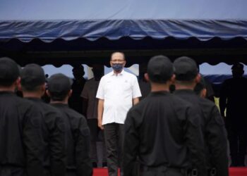 WAN Rosdy Wan Ismail (tengah) melihat ada keperluan menubuhkan pasukan elit di bawah Unit Penguatkuasaan Negeri Pahang (UPNP) yang berperanan seperti Unit Tindakan Khas (UTK) polis. – FB WAN ROSDY BIN WAN ISMAIL