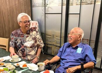 ISMAIL Sabri Yaakob beramah mesra dengan Sabbaruddin Chik dalam majlis makan malam.