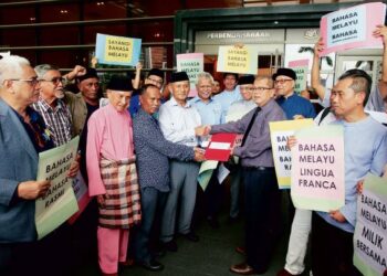 PENGERUSI Jawatankuasa Pemandu Majlis Perundingan Melayu (MPM), Tun Hanif Omar (tengah)
antara yang lantang membantah penggunaan bahasa asing dalam urusan rasmi kerajaan. Antaranya
menyerahkan memorandum bantahan kepada Kementerian Kewangan pada 29 Jun 2018.