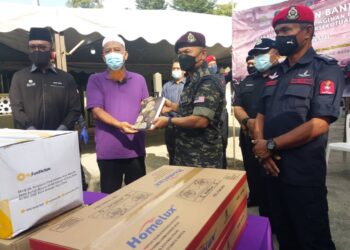 MOHD. Taufiq Izham Ismail (kiri) bersama Mustafa Othman menerima sumbangan naskhah al-Quran yang diserahkan oleh Mastor Mohd. Ariff di Surau At-Taqwa Taman Sri Muda, Seksyen 25, Shah Alam, Selangor.