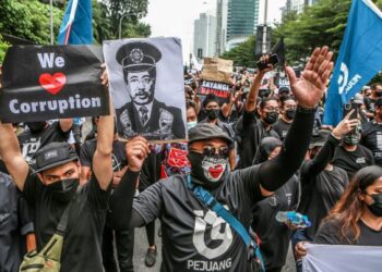 DEMONSTRASI aman yang berlaku pada Sabtu lalu menunjukkan ramai netizen masih belum puas hati berhubung isu melibatkan Azam Baki. – UTUSAN/AFIQ RAZALI
