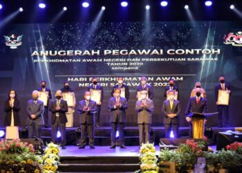 ABANG Johari (empat dari kanan) dalam sesi foto selepas menyerahkan Anugerah Pegawai Contoh bagi perhidmatan awam negeri Sarawak pada Hari Perkhidmatan Awam Sarawak 2022 di Pusat Konvensyen Borneo Kuching (BCCK) hari ini.
