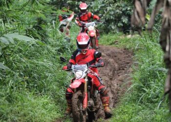 SEORANG maut selepas konvoi motosikal tersesat di hutan Nagari Banja Loweh di Sumatera Barat.-AGENSI
