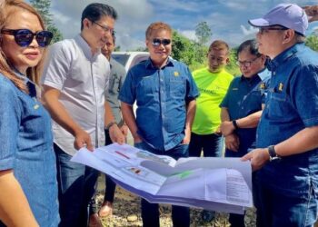 MASIUNG Banah (tiga kiri) semasa mengadakan lawatan tapak projek komersial Pekan Baharu di Tongod semalam