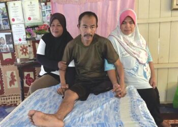 MAAROF Noordin bersama Effa Rizam Abd. Ghaffar (kiri) dan Noraini Ishak (kanan) yang sepakat menjaganya setelah disahkan menghidap penyakit kencing manis  hingga kaki kirinya terpaksa dipotong. - UTUSAN/ DIANA SURYA ABD WAHAB